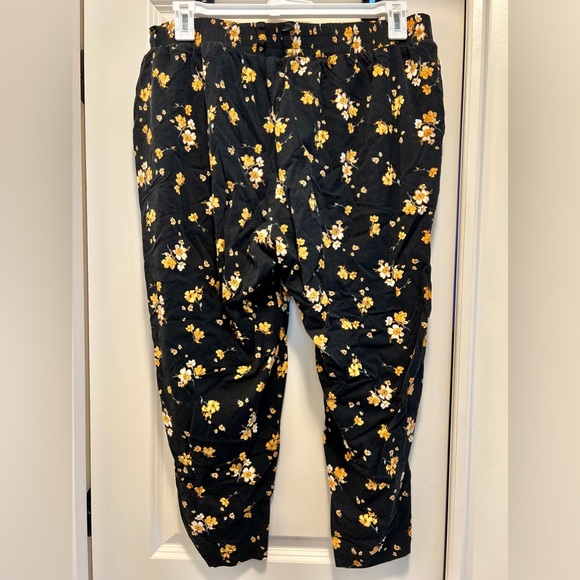 Torrid size 2 floral stretch pants - Picture 2 of 2